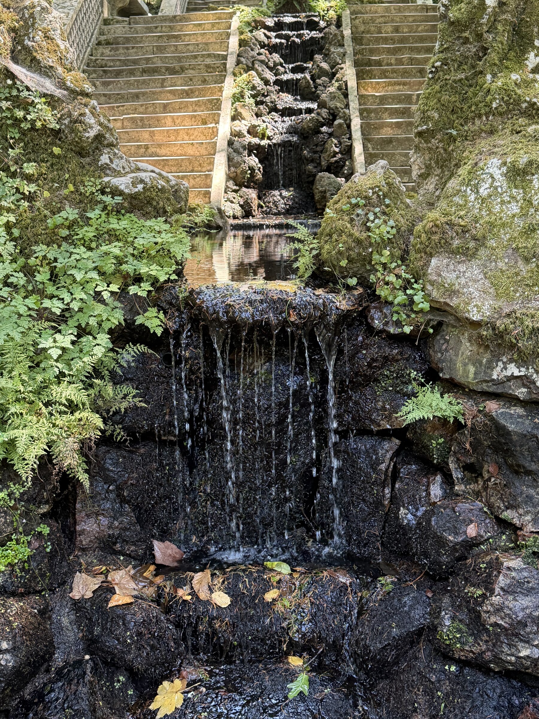 Nahaufnahme des Wasserfalls über die Treppenstufen